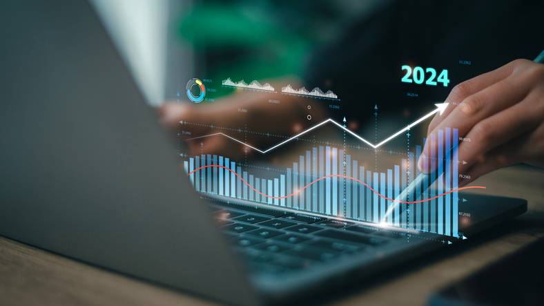 Foto de stock de Empresária analisa rentabilidade de empresa que trabalha com gráficos de tela virtual digital, positivos, 2024 Planejamento investir indicadores de longo prazo. calcula os investimentos em dados financeiros.