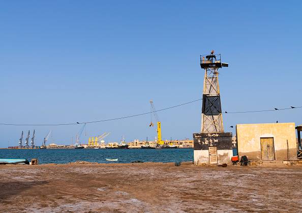 Guindastes no porto, Mar Vermelho do Norte, Massawa, Eritreia (Foto de Eric Lafforgue/Art in All of Us/Corbis via Getty Images)