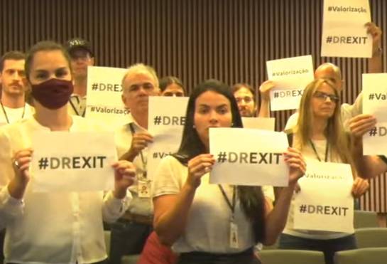 Protesto de funcionários do BC no Encontro Anual Drex em 2023 (Reprodução)