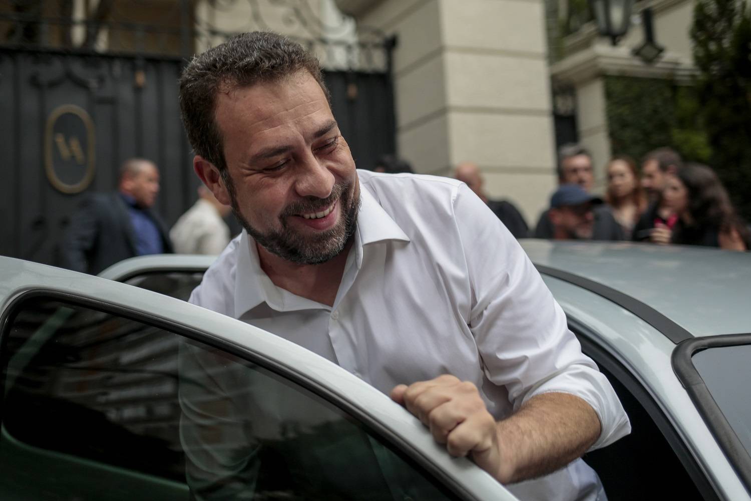 Pré-candidato à prefeitura de São Paulo, Guilherme Boulos (PSOL) sorri ao entrar em carro após almoçar com a ex-prefeita Marta Suplicy (sem partido) na tarde de sábado (13). Encontro aconteceu no apartamento da ex-prefeita, no Jardim Paulistano, na zona oeste da cidade de São Paulo. Marta é cotada para ser vice-presidente na chapa de Boulos nas eleições de 2024 (Foto: Suamy Beydoun/AGIF)