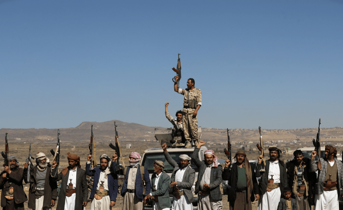 Combatentes houthis e apoiadores seguram suas armas durante protesto contra recentes ataques liderados pelos EUA (REUTERS/Khaled Abdullah)

