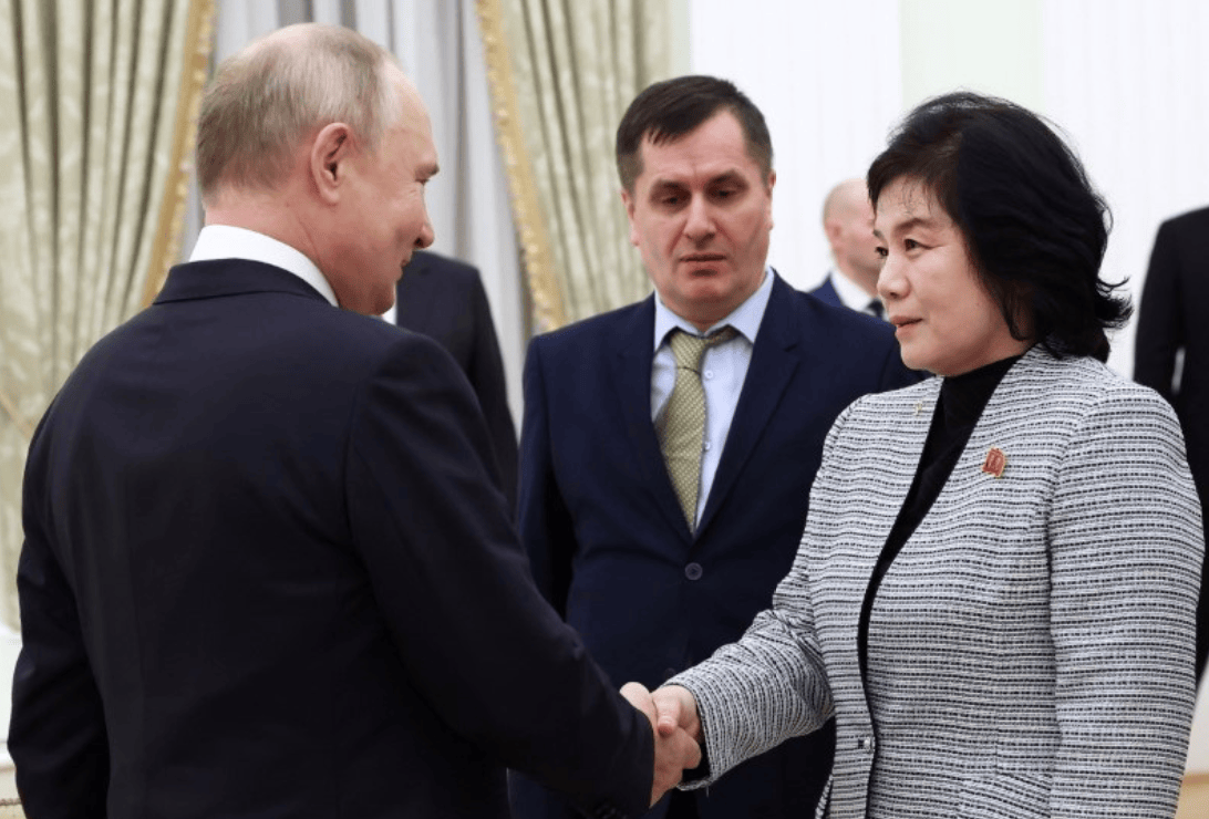 Vladimir Putin e ministra norte-coreana Choe Son Hui em Moscou 16/1/2024 (Sputnik/Artem Geodakyan/Pool via REUTERS)


