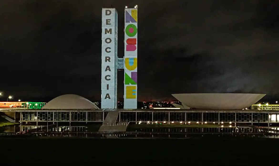 Congresso Nacional é iluminado com a inscrição "Democracia nos une", em Brasília (Foto: Joédson Alves/Agência Brasil)