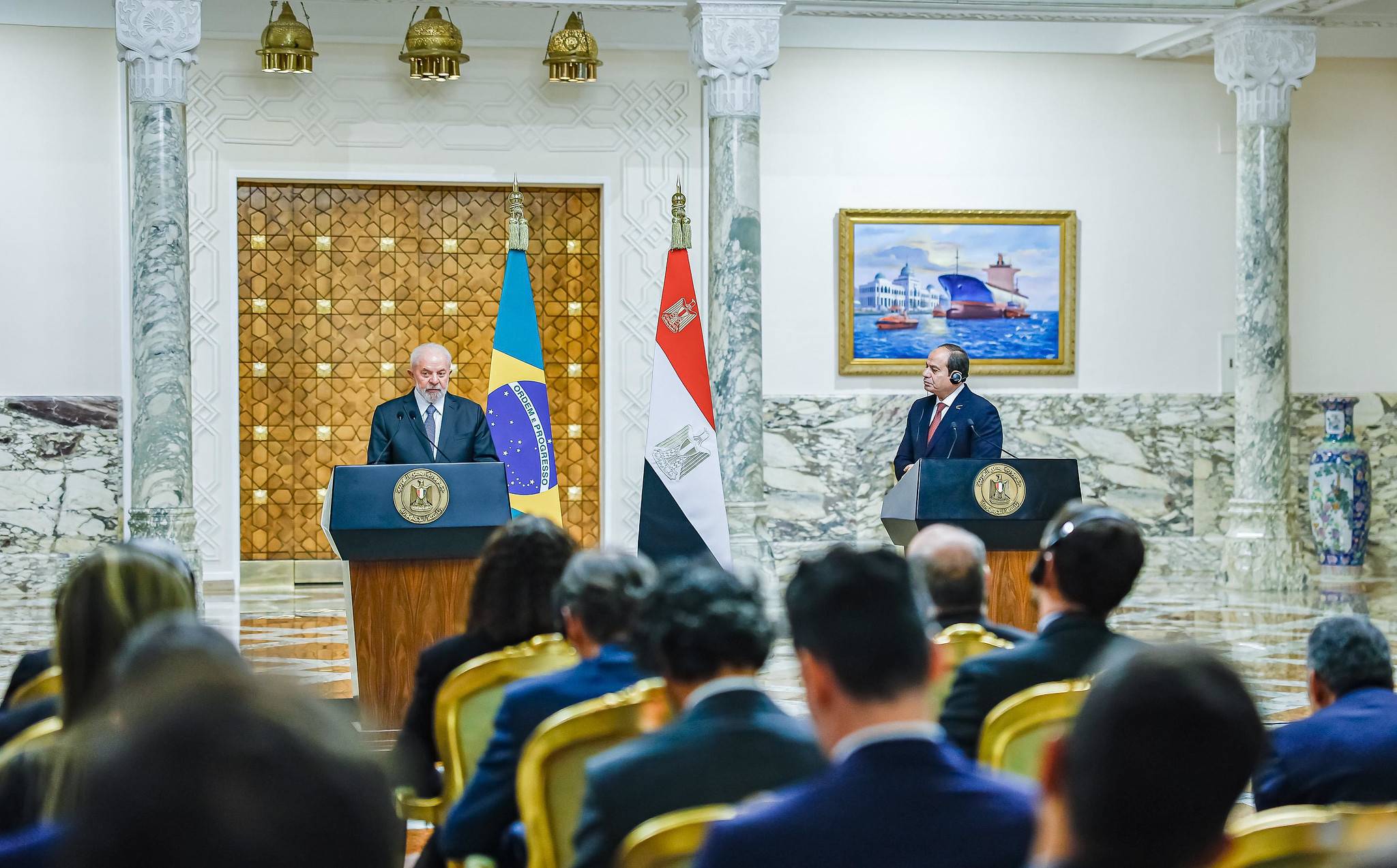 O presidente  Luiz Inácio Lula da Silva, ao lado do presidente do Egito, Abdel Fatah El-Sisi, durante declaração à imprensa (Foto: Ricardo Stuckert/PR)