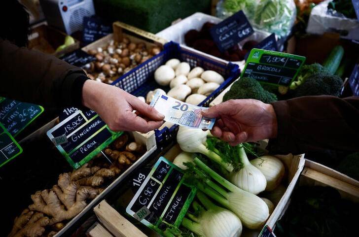 Preços de produtos em feira em Nantes, na França (Foto: Stephane Mahe/Reuters)