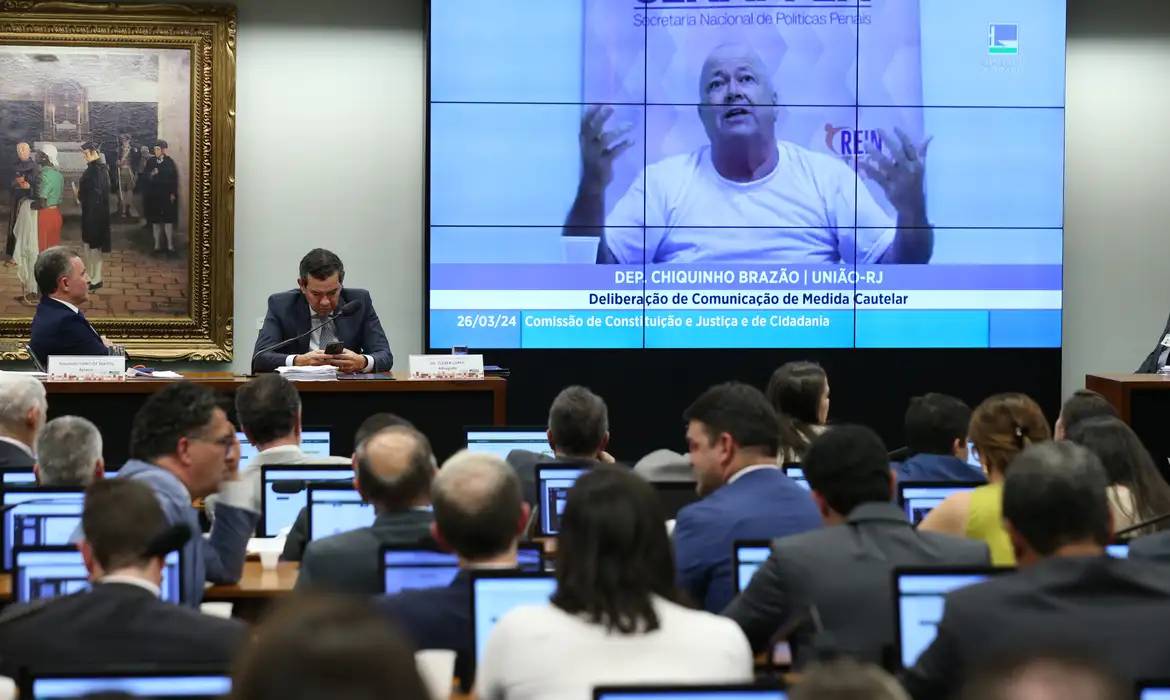 O deputado federal Chiquinho Brazão (sem partido-RJ), suspeito de ser um dos mandantes do assassinato da vereadora Marielle Franco (PSOL-RJ) e do motorista Anderson Gomes, se defende durante sessão na Comissão de Constituição e Justiça (CCJ) da Câmara que avaliou a sua prisão (Foto: Lula Marques/Agência Brasil)