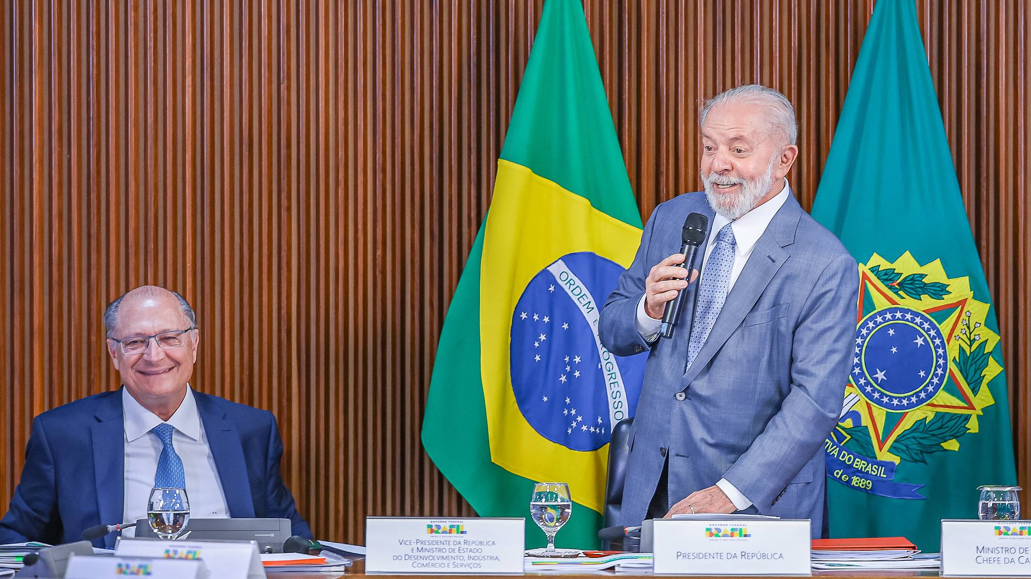 Luiz Inácio Lula da Silva (PT), ao lado do vice-presidente Geraldo Alckmin (PSB), em reunião ministerial no Palácio do Planalto (Foto: Ricardo Stuckert/PR)