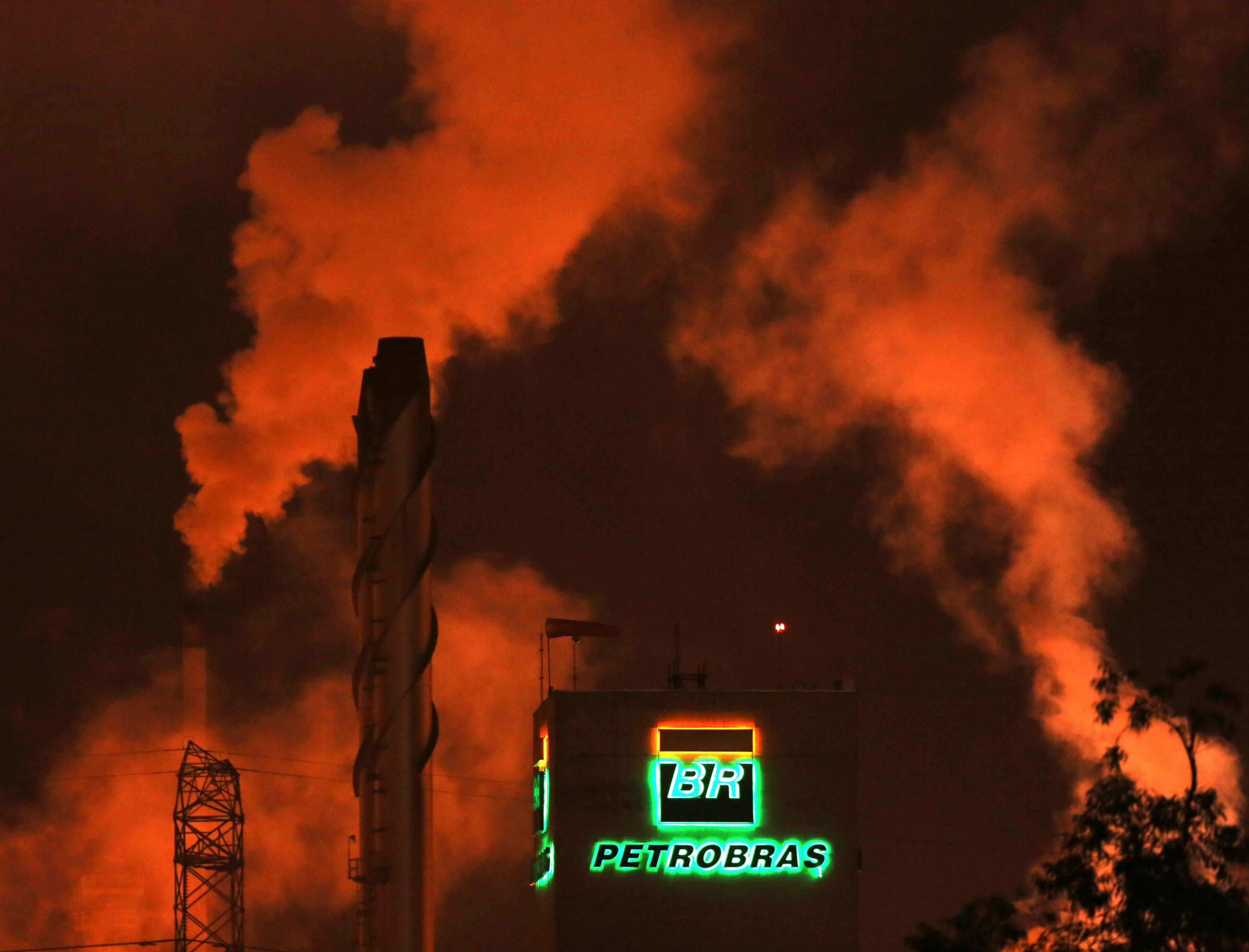 Logotipo da Petrobras em refinaria de Cubatão - 24/02/2015 (Foto: REUTERS/Paulo Whitaker)