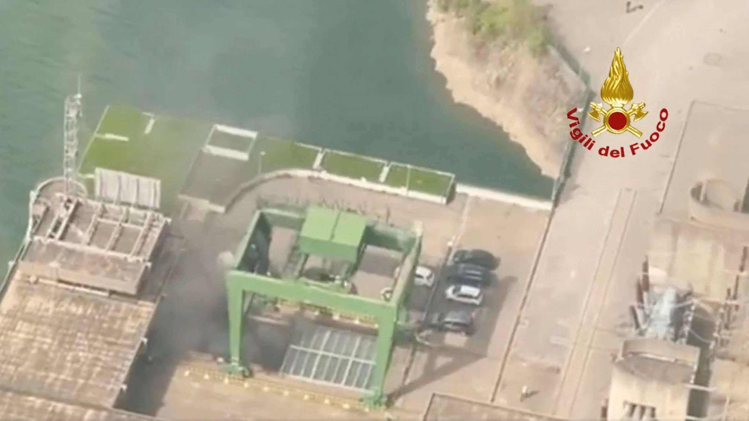 Fumaça é vista após explosão em usina hidrelétrica em Bargi - vídeo 09/04/2024 (Vigili del Fuoco/Divulgação via Reuters)