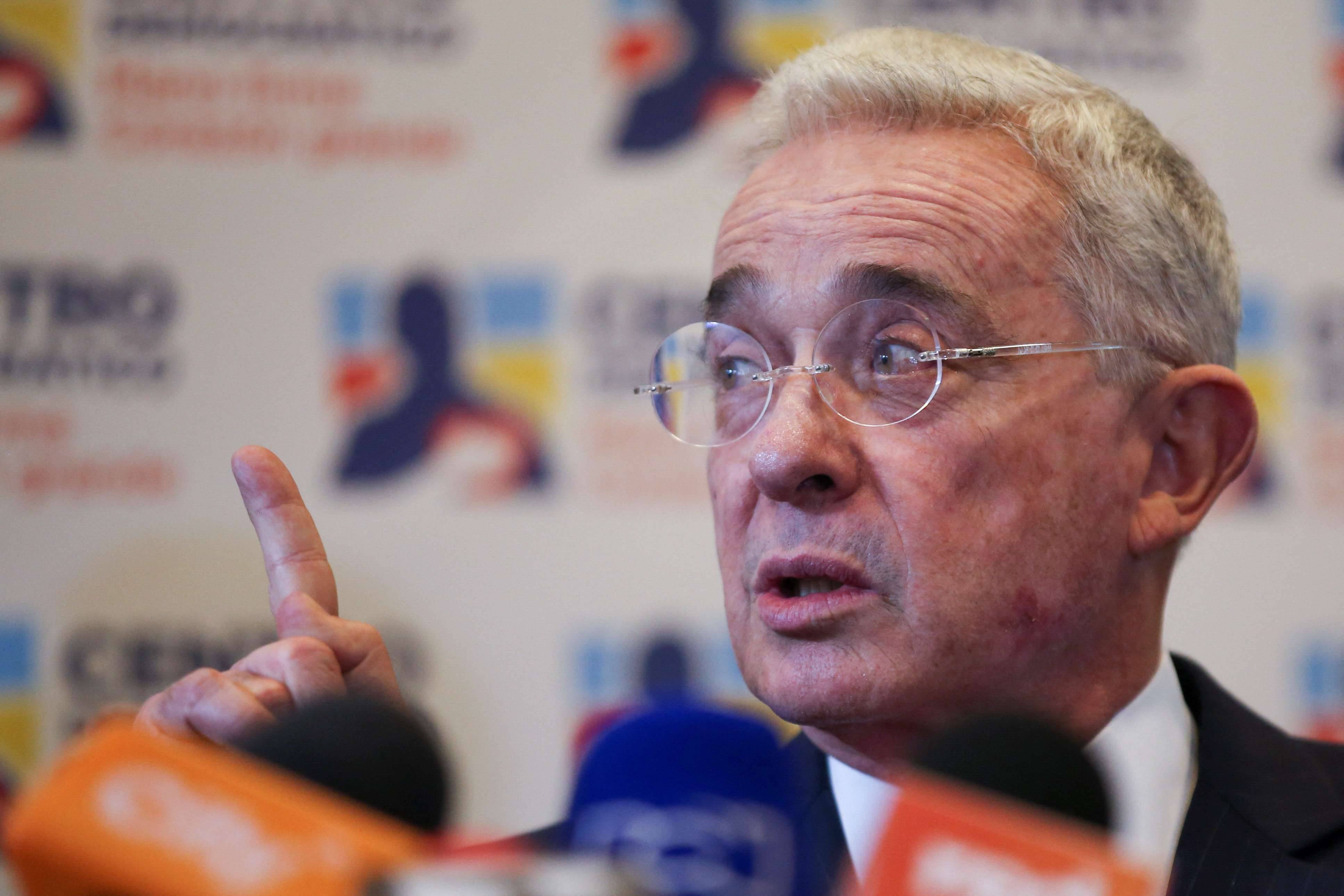 Ex-presidente colombiano Álvaro Uribe falando à imprensa após reunião com Gustavo Petro em Bogotá 29/06/2022 REUTERS/Luisa Gonzalez