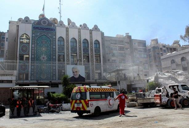 Ambulância estacionada em frente à embaixada iraniana em Damasco, supostamente bombardeada por Israel (Reuters/Firas Makdesi)
