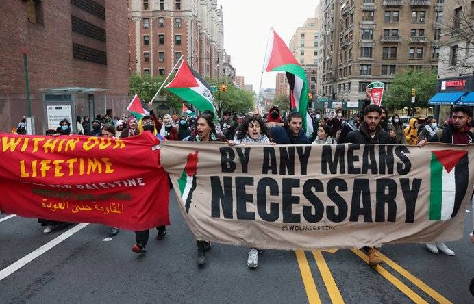 Manifestantes, em Nova York, protestam em solidariedade aos organizadores pró-palestinos enquanto bloqueiam uma rua, em meio ao conflito em curso entre Israel e o Hamas 18/04/2024/ REUTERS/Caitlin Ochs