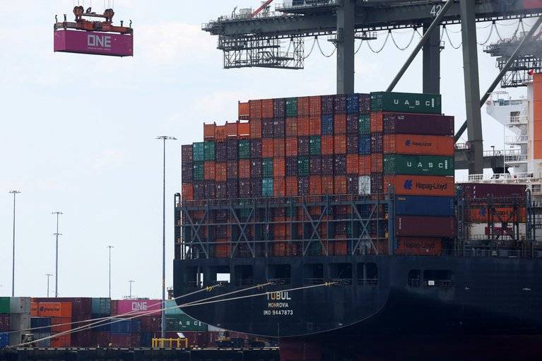 Navio sendo carregado no Porto em Nova Jersey, nos EUA - 12/07/2023 (Reuters/Mike Segar)