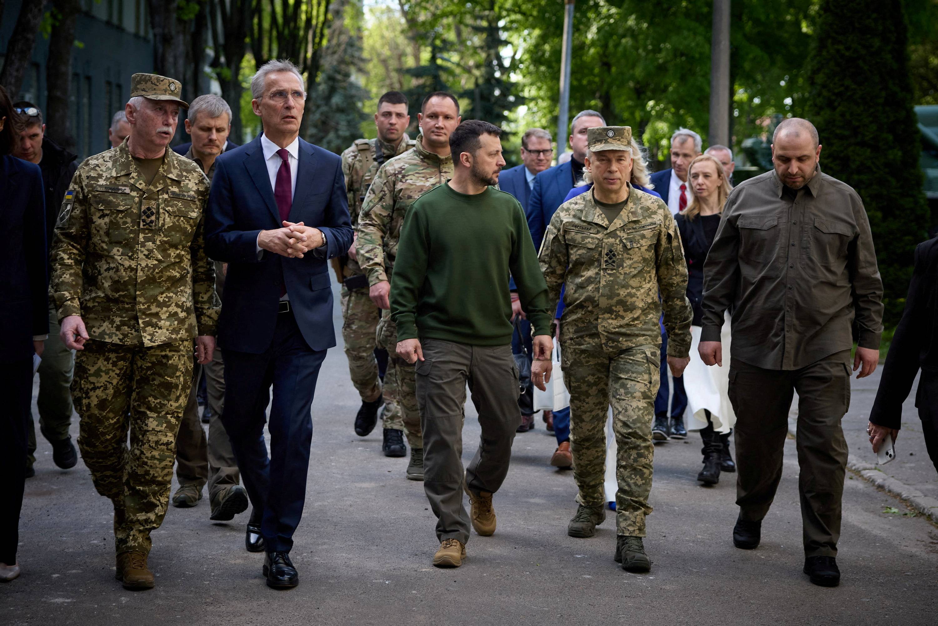 Jens Stoltenberg e Volodymyr Zelenskiy em Kiev (Divulgação via REUTERS)