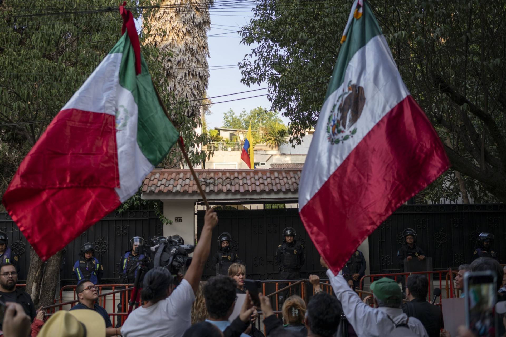 Manifestantes protestam em frente à embaixada do Equador na Cidade do México (Stephania Corpi/Bloomberg)