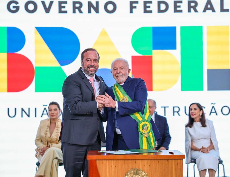 O presidente Luiz Inácio Lula da Silva (PT) e o ministro de Minas e Energia, Alexandre Silveira (PSD), durante posse dos ministros no Palácio do Planalto (Foto: Ricardo Stuckert/PR)