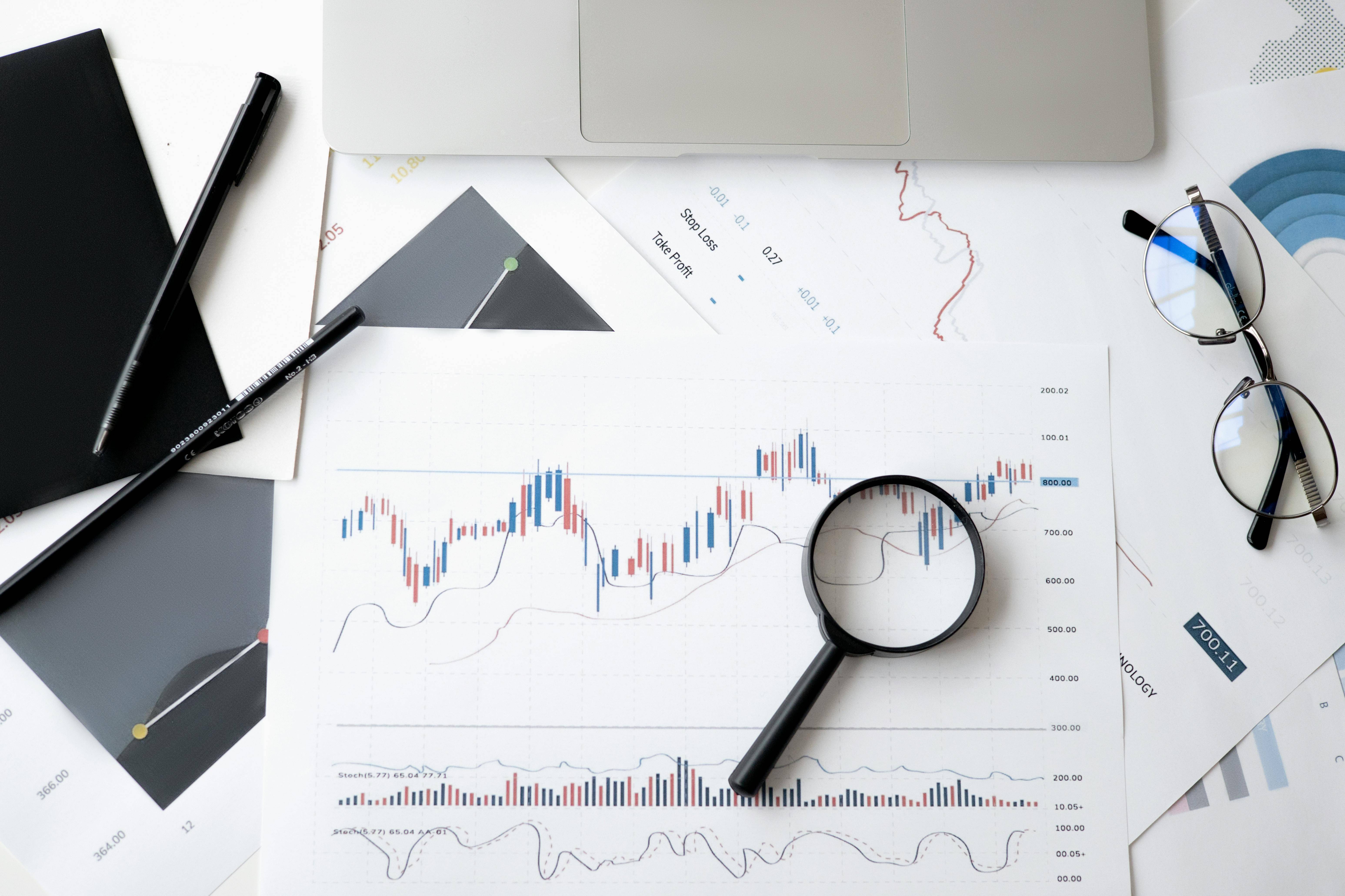 Avaliando detalhe de dados economia (Foto: Pexels)