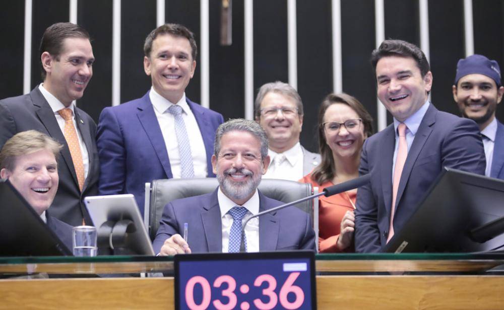 O plenário da Câmara dos Deputados durante sessão deliberativa. Na foto: deputado Padovani (União Brasil-PR); deputado Eduardo Bismarck (PDT-CE); deputado Felipe Carreras (PSB-PE); o presidente da Câmara dos Deputados, Arthur Lira (PP-AL); deputado Bibo Nunes (PL-RS); deputada Renata Abreu (Podemos-SP); o ministro do Turismo, Celso Sabino e o deputado Dr. Fernando Máximo (União Brasil-RO) | 
 (Foto: Zeca Ribeiro / Câmara dos Deputados)