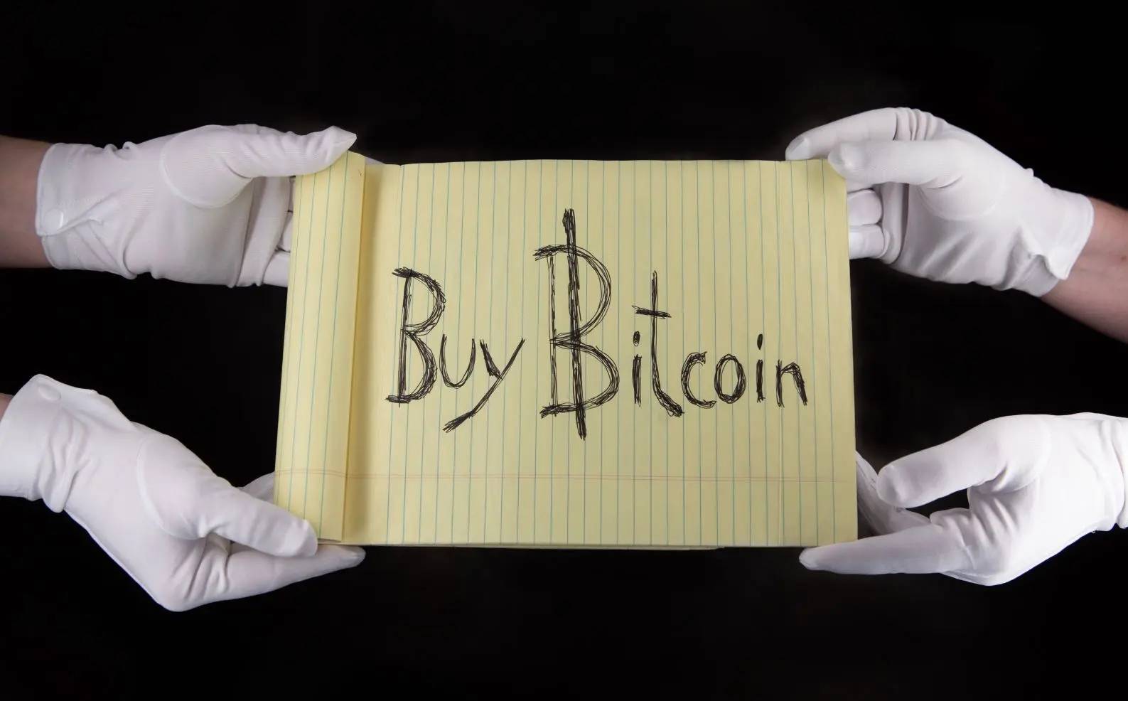 Bloco de notas escrito "compre bitcoin" em inglês (Reprodução/Scarce.city)