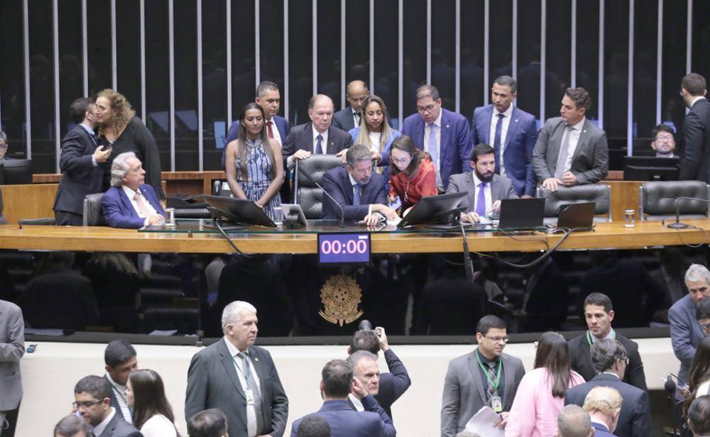O presidente da Câmara, deputado Arthur Lira (PP-AL), e a relatora do Perse, deputada Renata Abreu (Podemos-SP), conversam durante sessão deliberativa de 23 de abril de 2024, em que foram aprovadas mudanças no programa (Foto: Zeca Ribeiro/Agência Câmara)