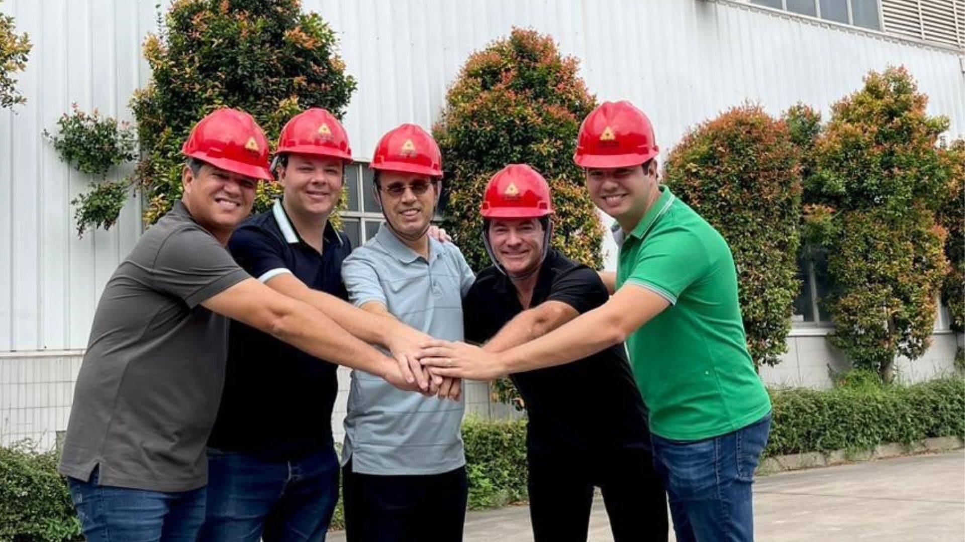 Entrada de novos sócios, incluindo o empresário Carlos Wizard (centro), vem acelerando a expansão do negócio