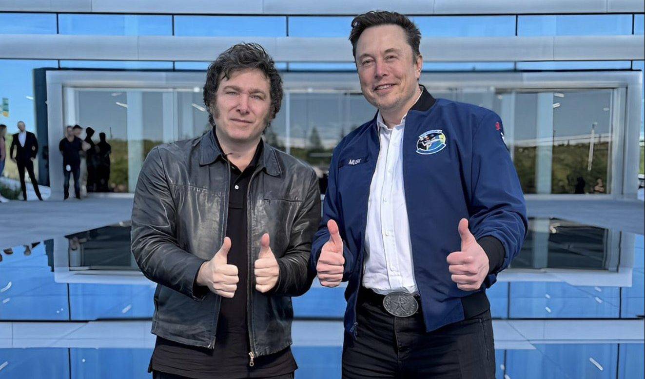 Javier Milei, presidente da Argentina, e o empresário Elon Musk em fábrica da Tesla nos EUA - (Reprodução/X/@elonmusk)
