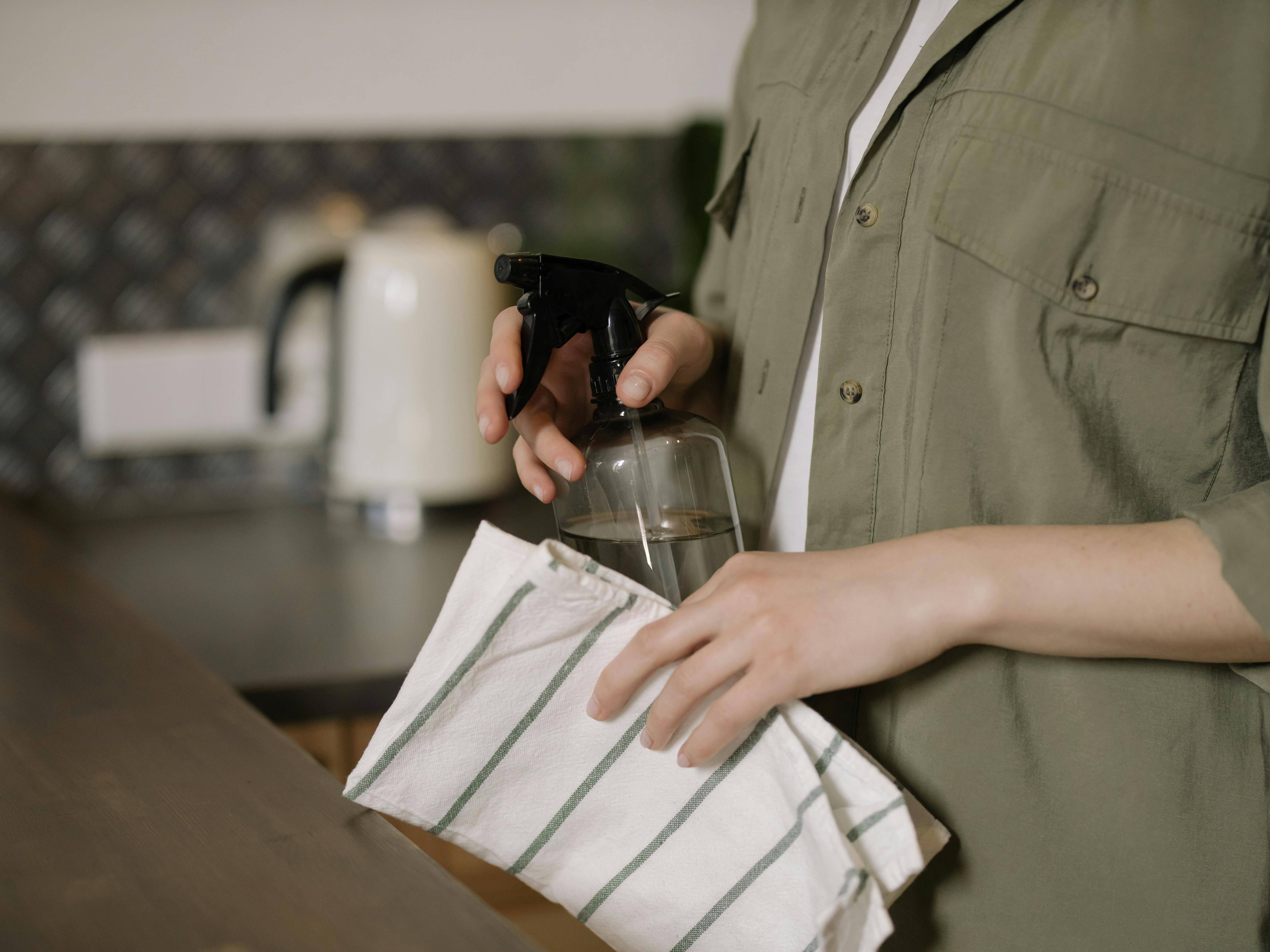 Álcool é muito utilizado como produto de limpeza (Foto: Pexels)