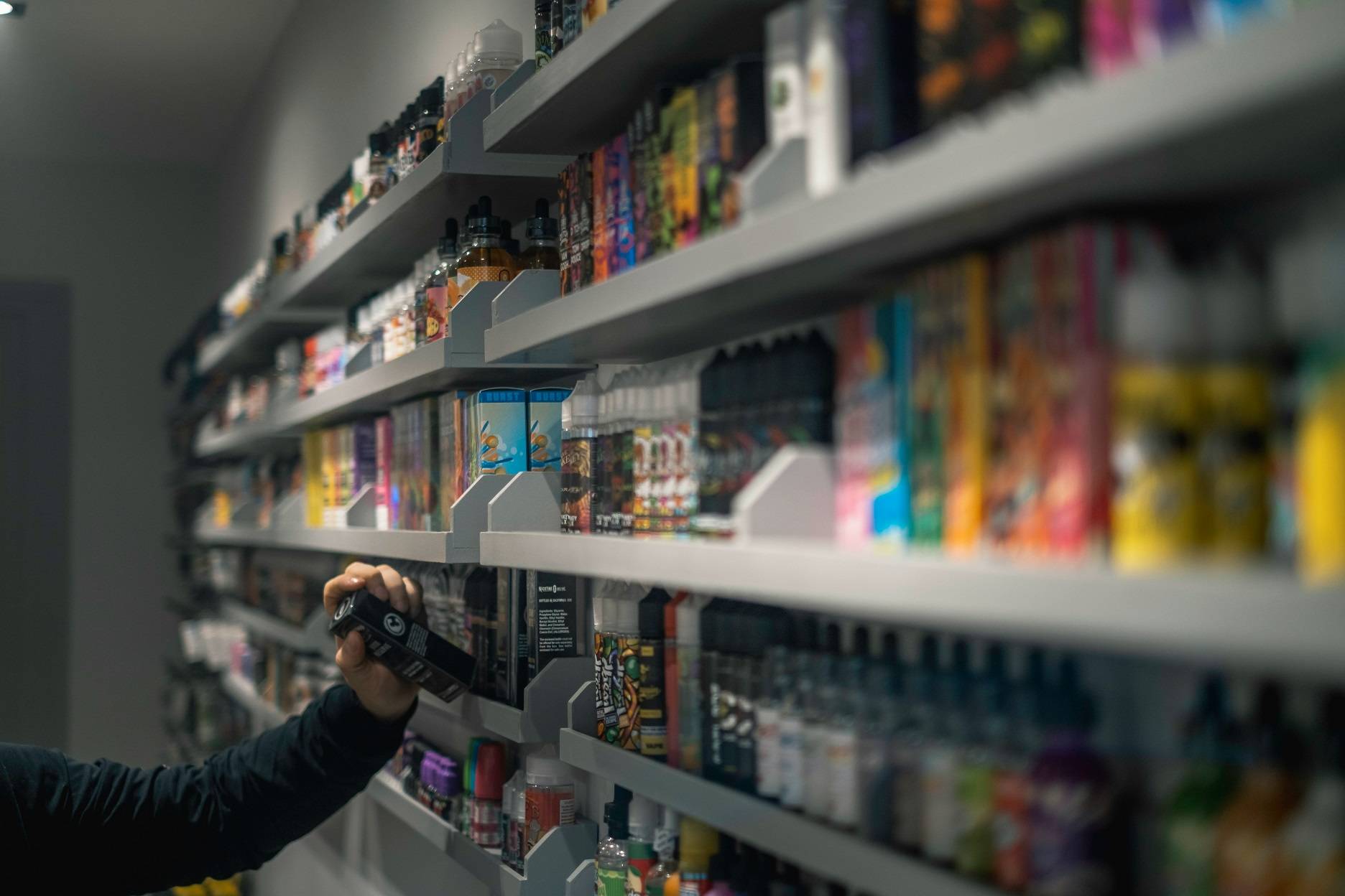 Vapes, pods e cigarros eletrônicos seguem proibidos no Brasil. Foto: Unsplash