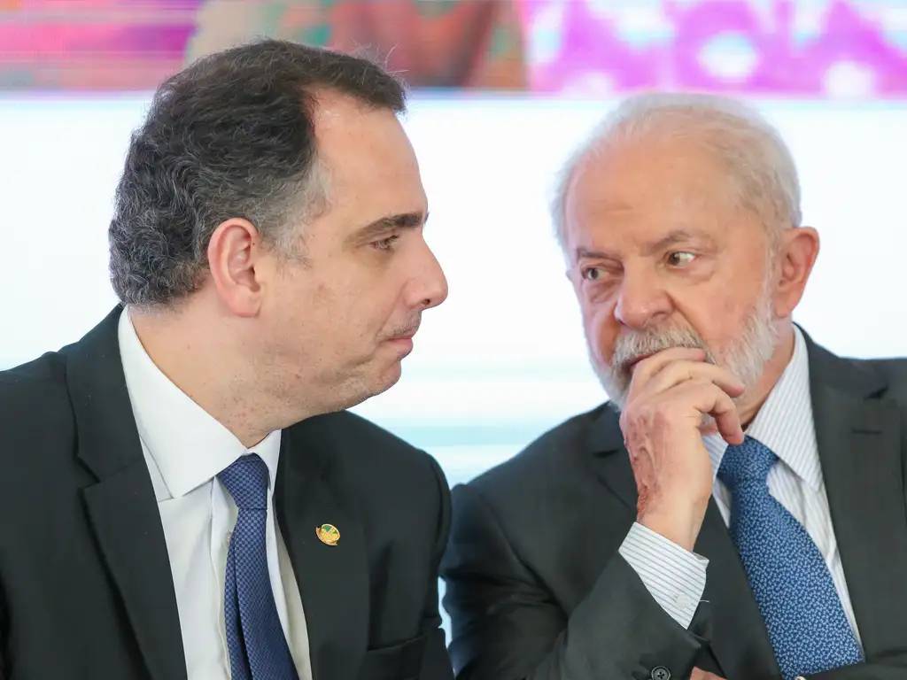 O ex-presidente do Senado, Rodrigo Pacheco, e o presidente Luiz Inácio Lula da Silva, durante solenidade (Fabio Rodrigues-Pozzebom/Agência Brasil)
