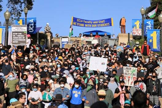 Protesto pró-palestinos na Universidade da Califórnia em Los Angeles 1/5/2024 REUTERS/David Swanson
