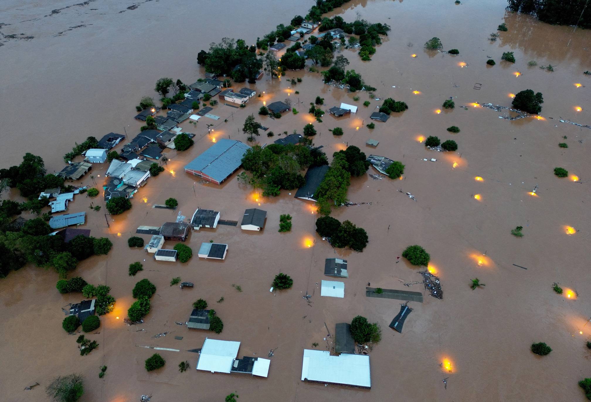 Casas inundadas perto do rio Taquari após fortes chuvas em Encantado, no RS (REUTERS/Diego Vara)