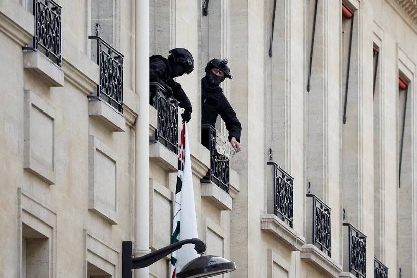 Policiais removem faixa durante retirada de manifestantes contrários a Israel de universidade em Paris, na França 03/05/2024 REUTERS/Benoit Tessier