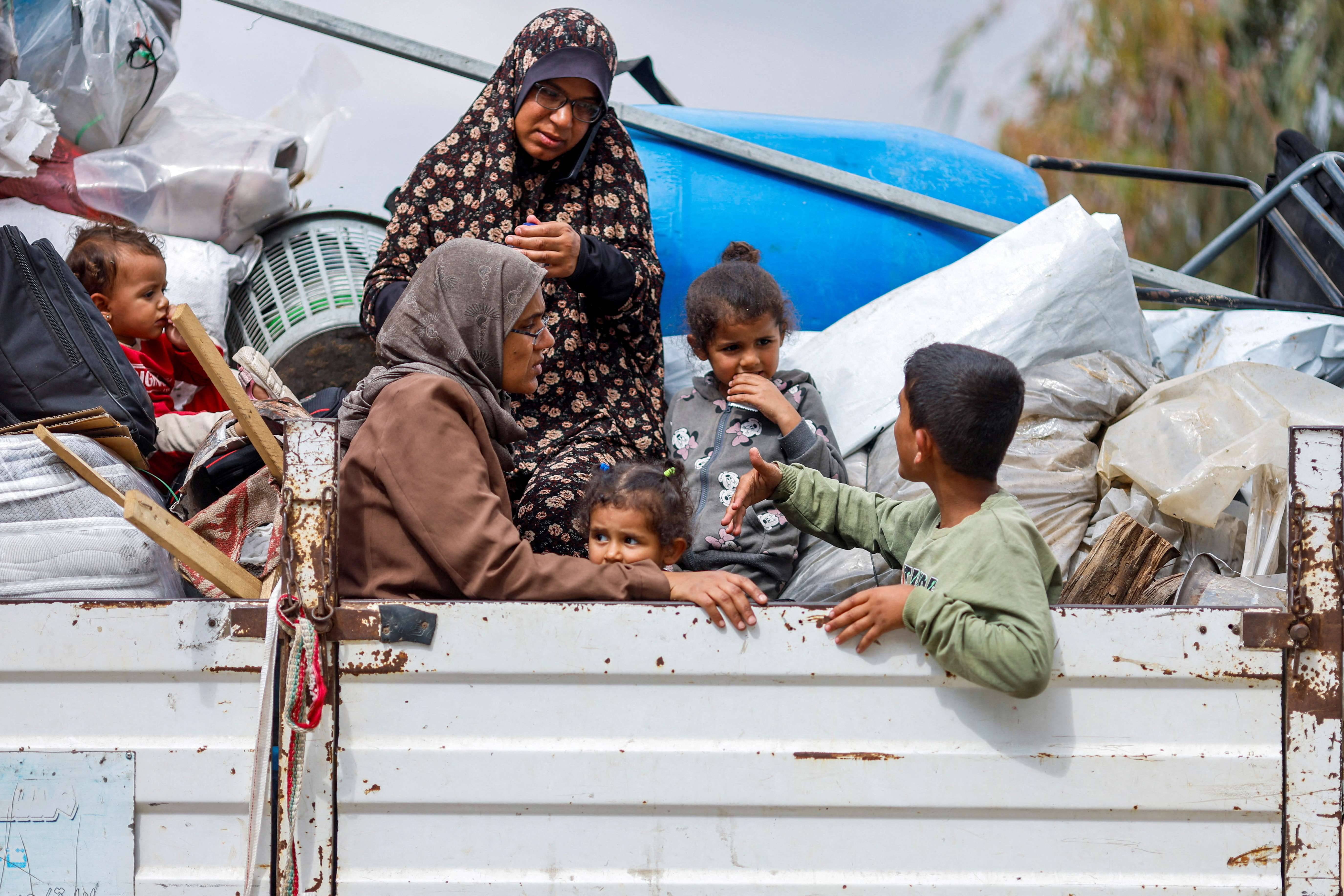 Palestinos fogem de Rafah, no sul de Gaza -  13/5/2024 (Foto: Mohammed Salem/Reuters)