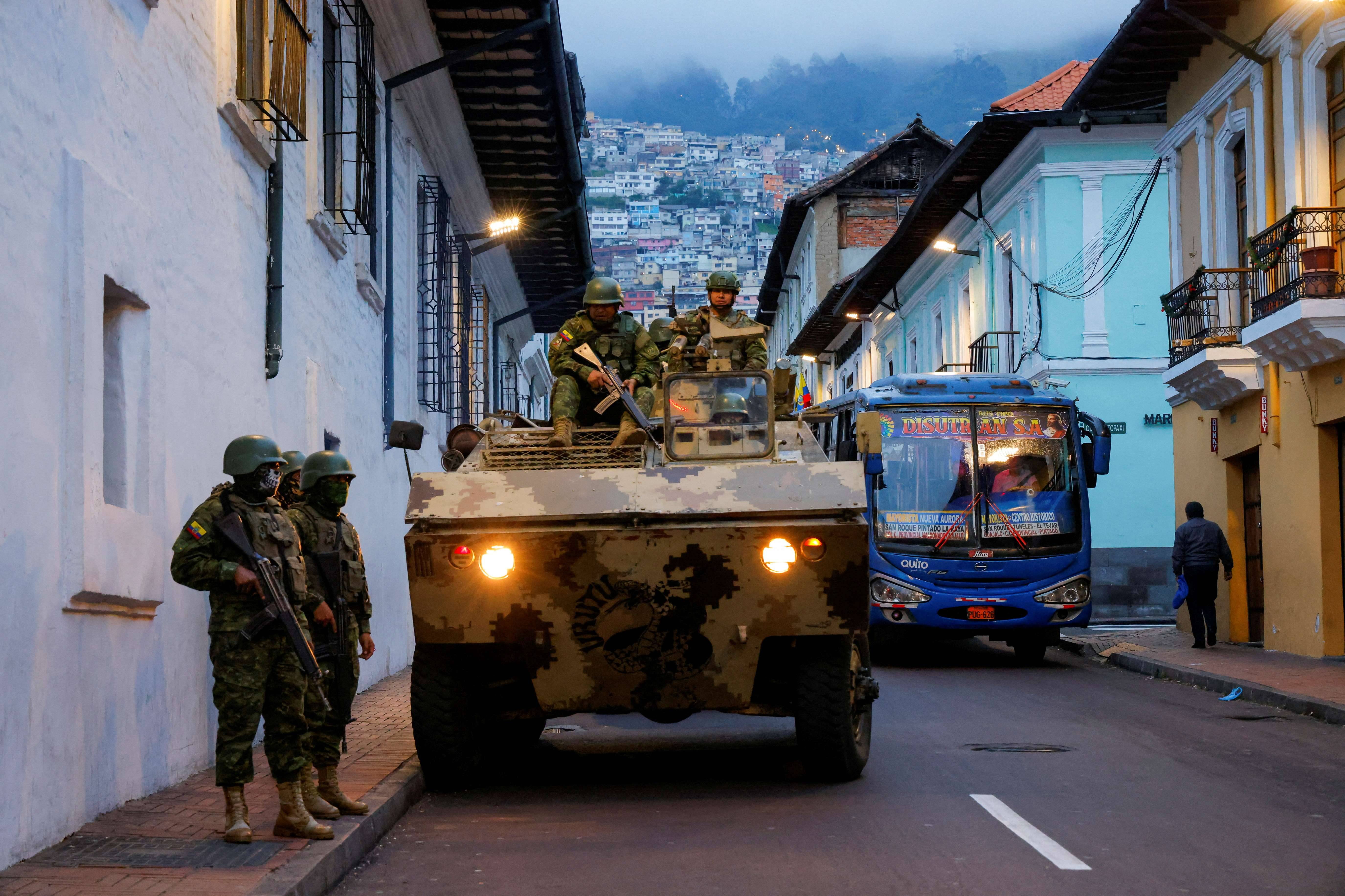 Soldados em veículo blindado patrulham centro histórico de Quito durante estado de emergência (Foto: Karen Toro/Reuters)