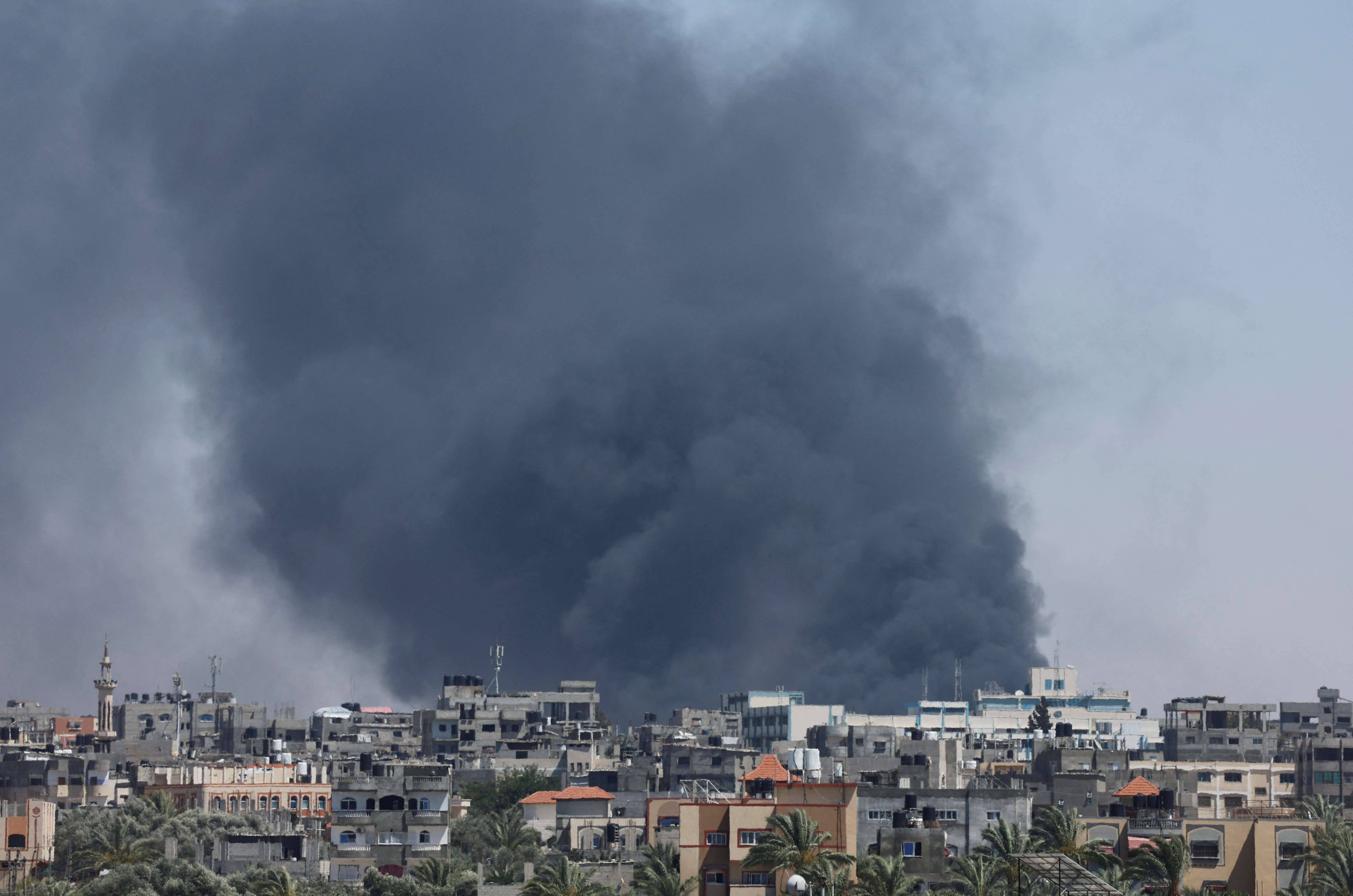 Fumaça durante ataque israelense em Rafah - 24/5/2024 (Foto: Mohammed Salem/Reuters)