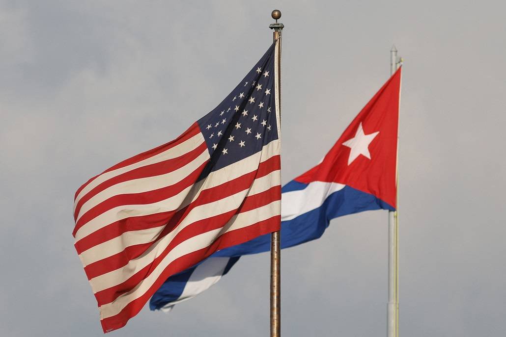 Bandeiras dos Estados Unidos e de Cuba na embaixada dos EUA em Havana
13/05/2024 (Foto: REUTERS/Alexandre Meneghini)