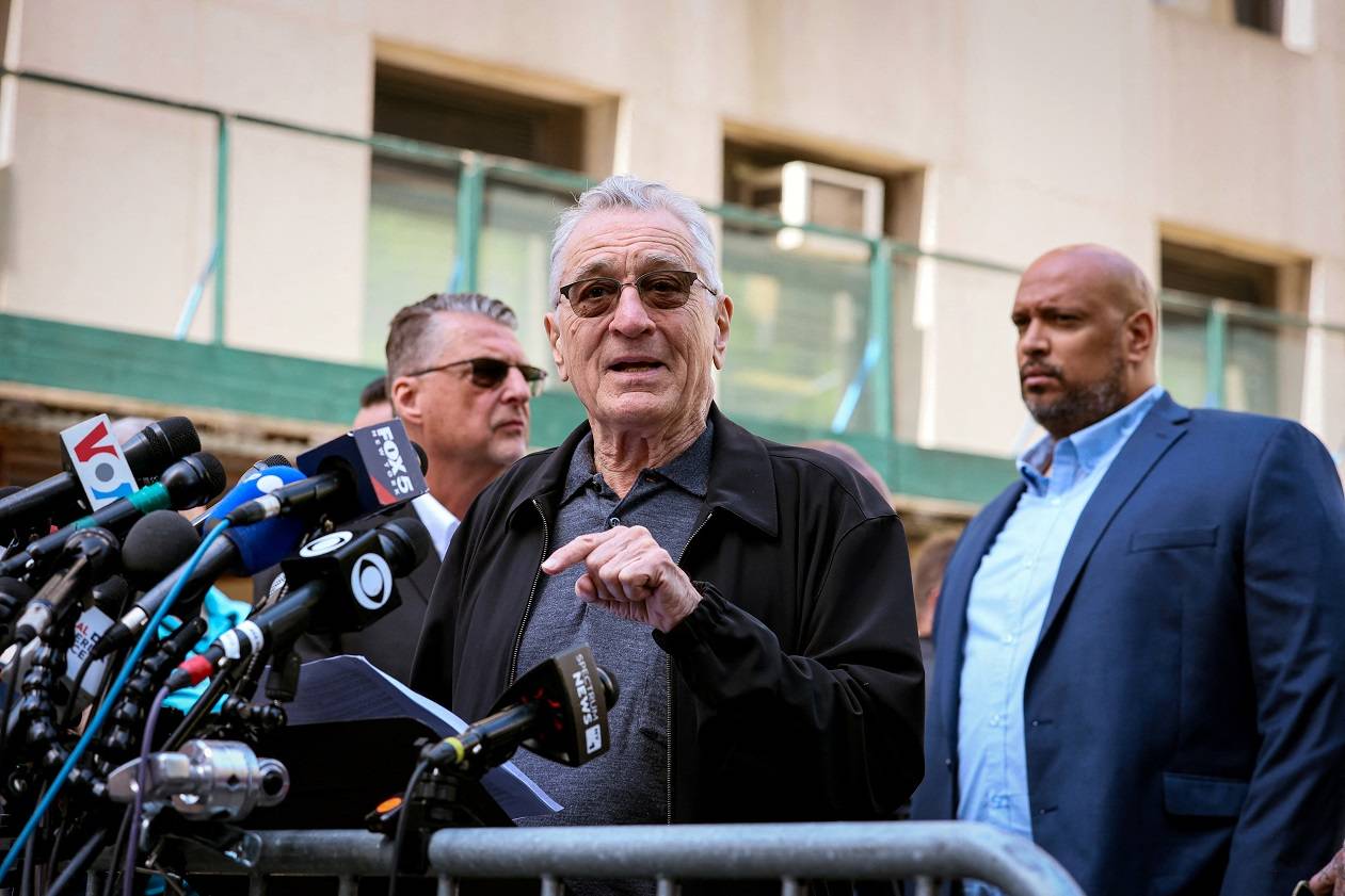 Ator Robert De Niro dá entrevista do lado de fora de tribunal onde ex-presidente dos EUA Donald Trump está sendo julgado em Nova York
28/05/2024 REUTERS/Brendan McDermid
