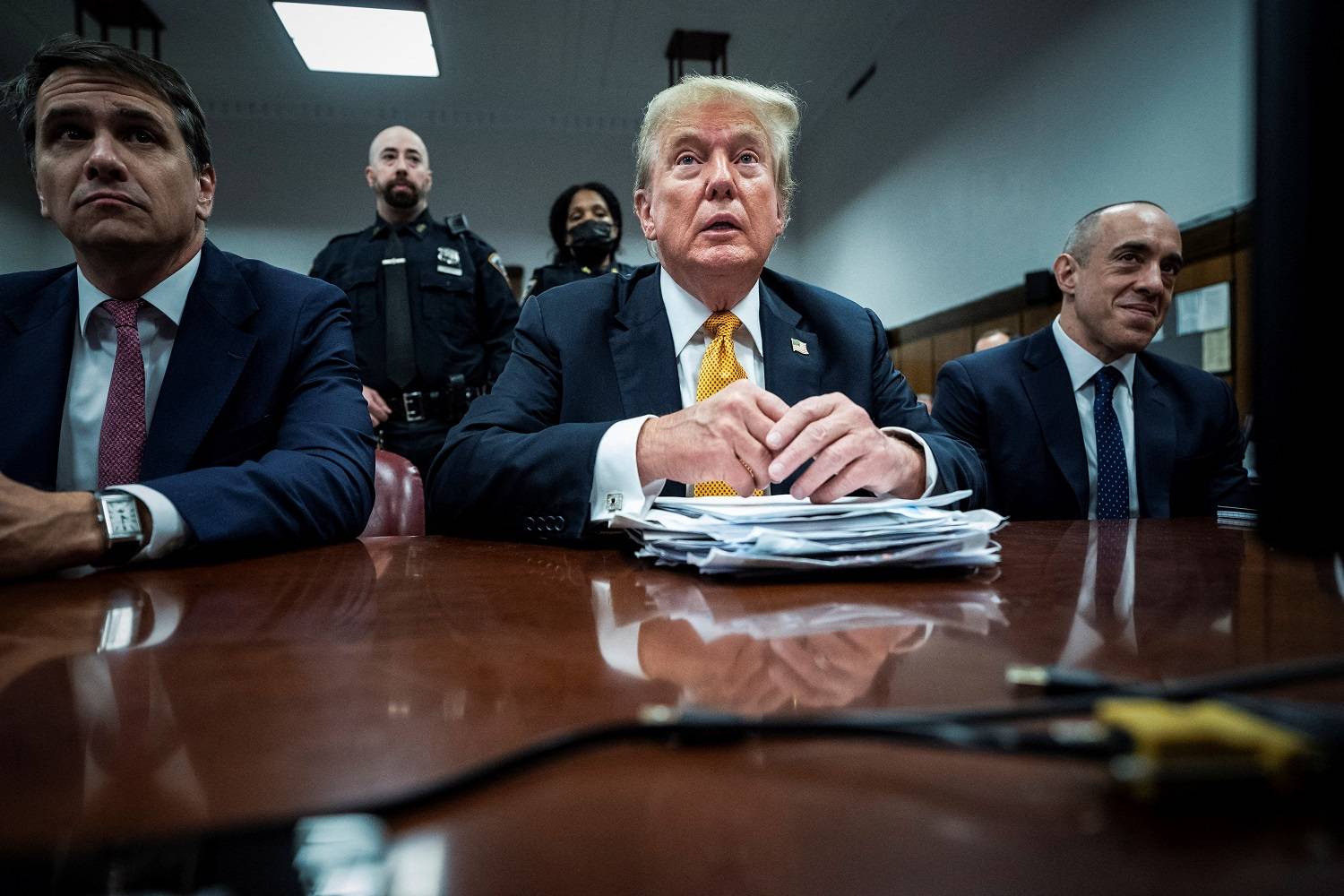 O ex-presidente dos EUA, Donald Trump, acompanhado pelos advogados Todd Blanche e Emil Bove, em julgamento criminal no Tribunal Criminal de Manhattan, em Nova York, NY
29/05/2024
Jabin Botsford/Pool via REUTERS