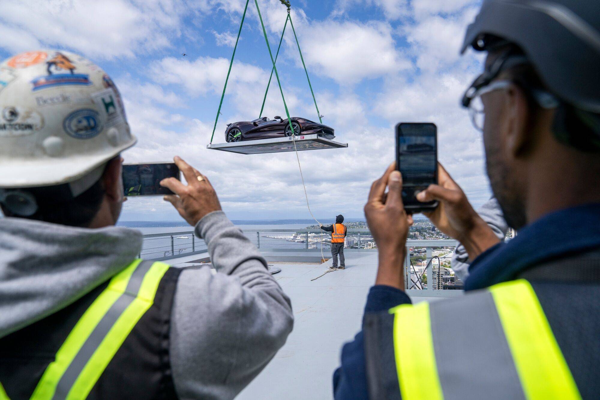 McLaren Elva é elevado ao topo da torre First Light em 17 de maio. (Crédito: Bloomberg)