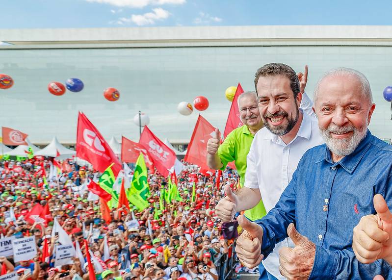 O presidente Luiz Inácio Lula da Silva (PT) participa, ao lado do deputado federal Guilherme Boulos (PSOL-SP), de ato unificado organizado por centrais sindicais em comemoração ao 1º de Maio (Foto: Ricardo Stuckert / PR)