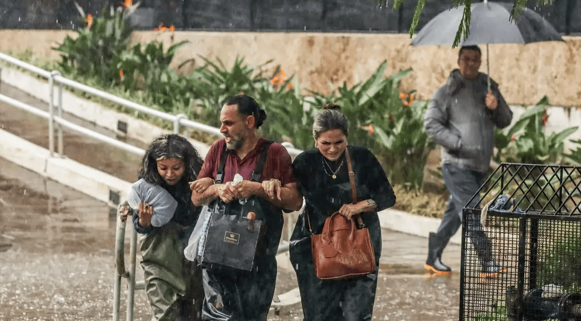 Chuva volta a alagar bairro que já tinha secado em Porto Alegre (Rafa Neddermeyer/Agência Brasil)