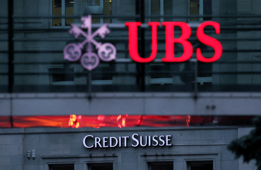 Logos do Credit Suisse e UBS em Zurique, Suíça (Foto: REUTERS/Denis Balibouse/File Photo)

