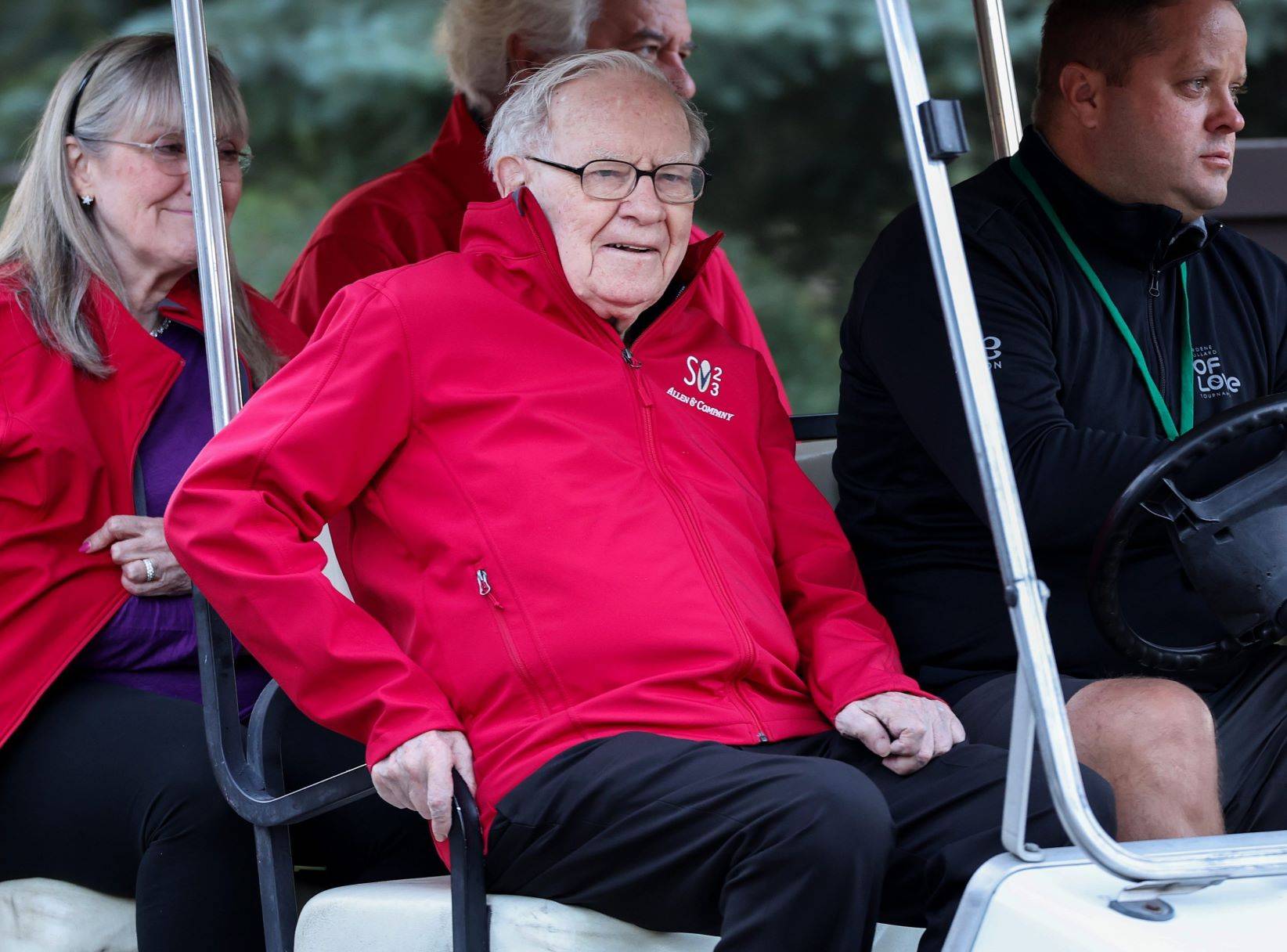 Warren Buffett dirigirá investidores da Berkshire Hathaway pela primeira vez sem Charlie Munger ao seu lado. | Kevin Dietsch/Getty Images
