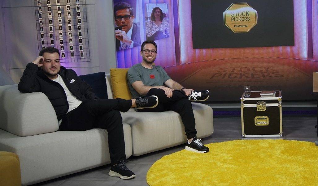 Os apresentadores Lucas Collazo e Henrique Esteter no novo cenário do Stock Pickers (Divulgação)