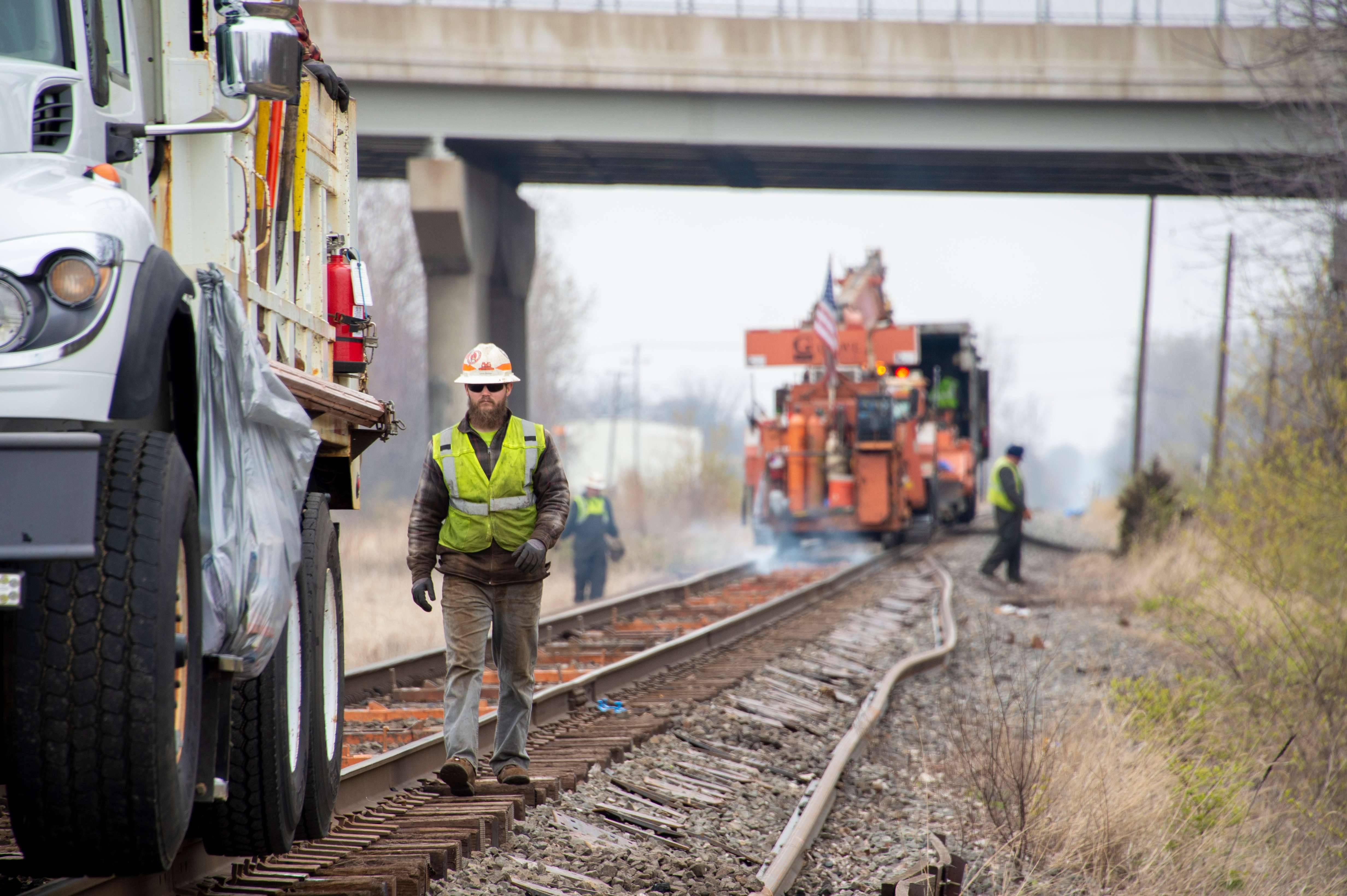 Funcionário da Norfolk Southern  inspeciona linha em Ohio (Foto: Norfolk Southern/Divulgação)