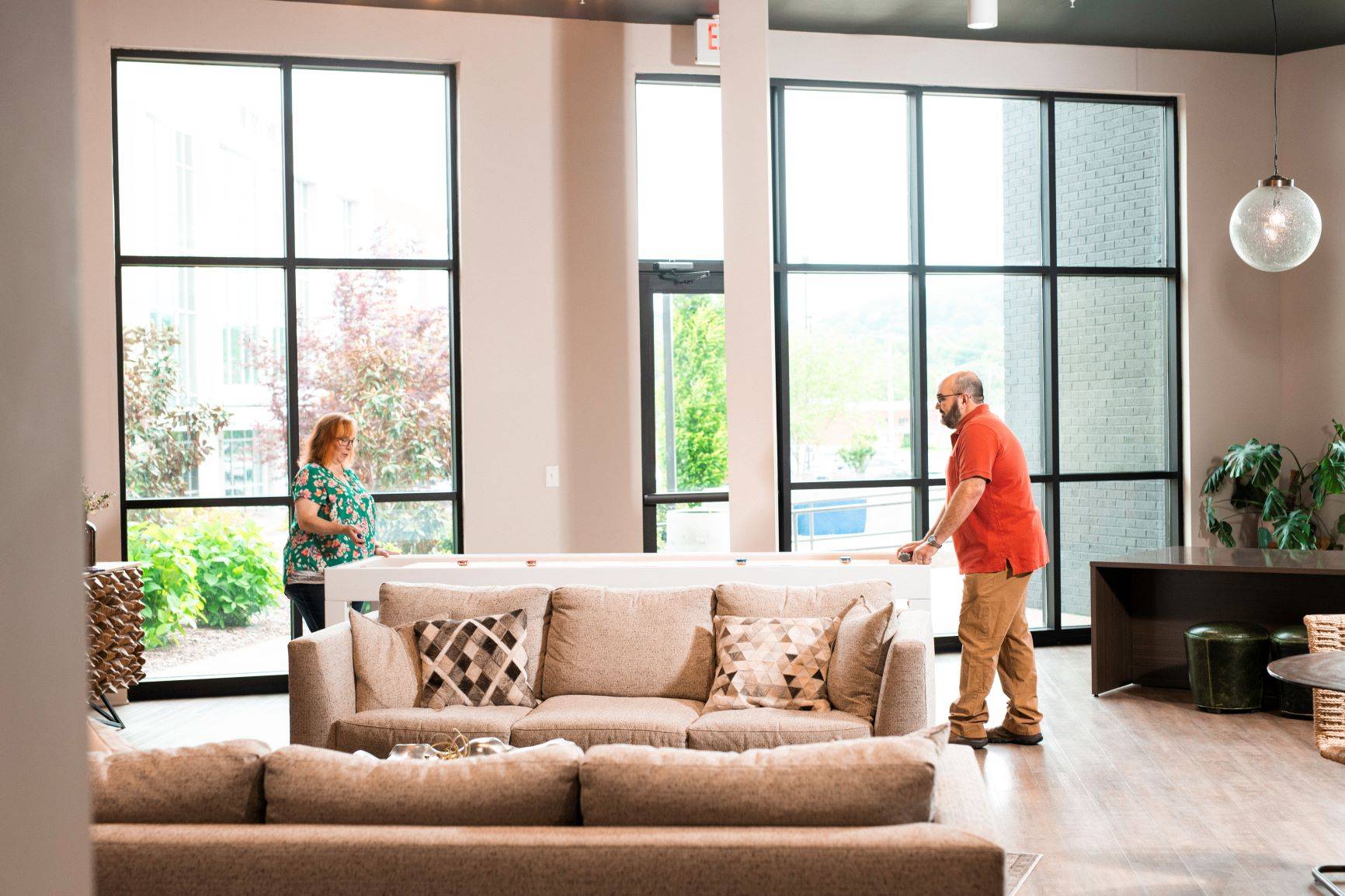 Michael e Christy Rogers jogam no clube de seu complexo de apartamentos, em Kingsport, Tennessee, na segunda-feira, 13 de maio de 2024. Seja por opção ou porque estão com preços fora do mercado, muitas pessoas planejam nunca parar de alugar. Construir riqueza sem home equity requer uma mentalidade diferente. (Mike Belleme/The New York Times)
