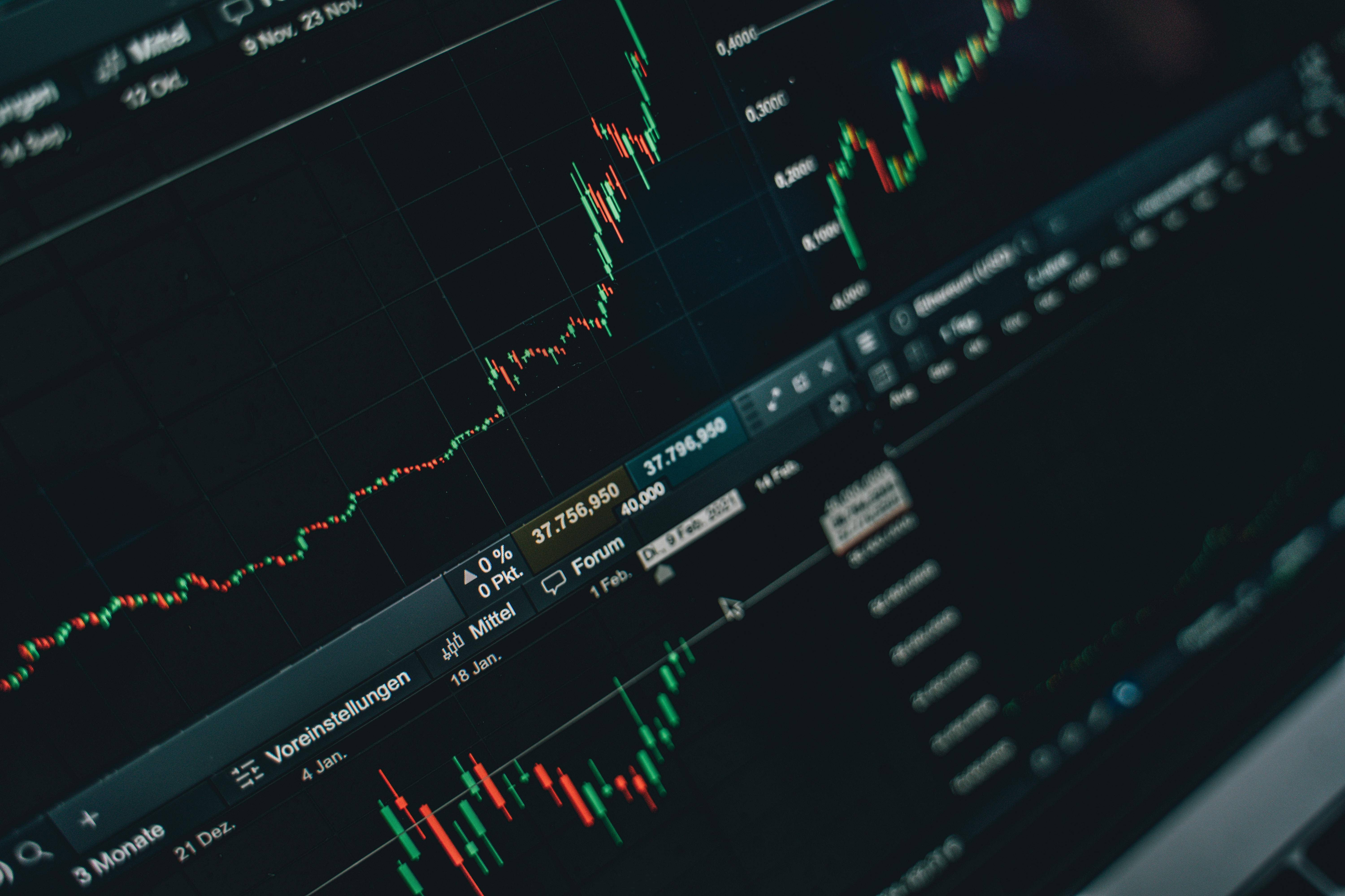 Gráficos mostrando o movimento de ações (Foto: Pexels)