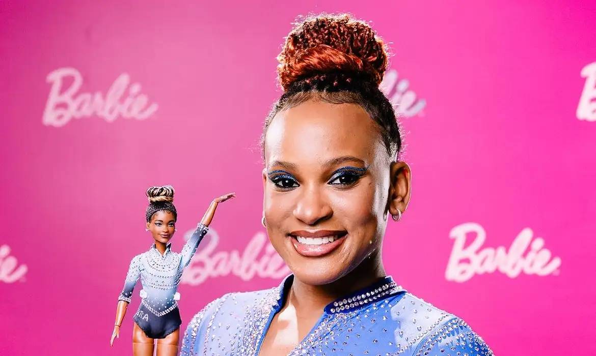 Rebeca Andrade segura sua barbie (Sports Studio/Reuters)