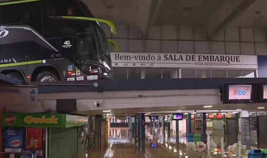 Rodoviária de Porto Alegre (RS) foi completamente tomada pelas águas (Foto: Reprodução/RBS TV)
