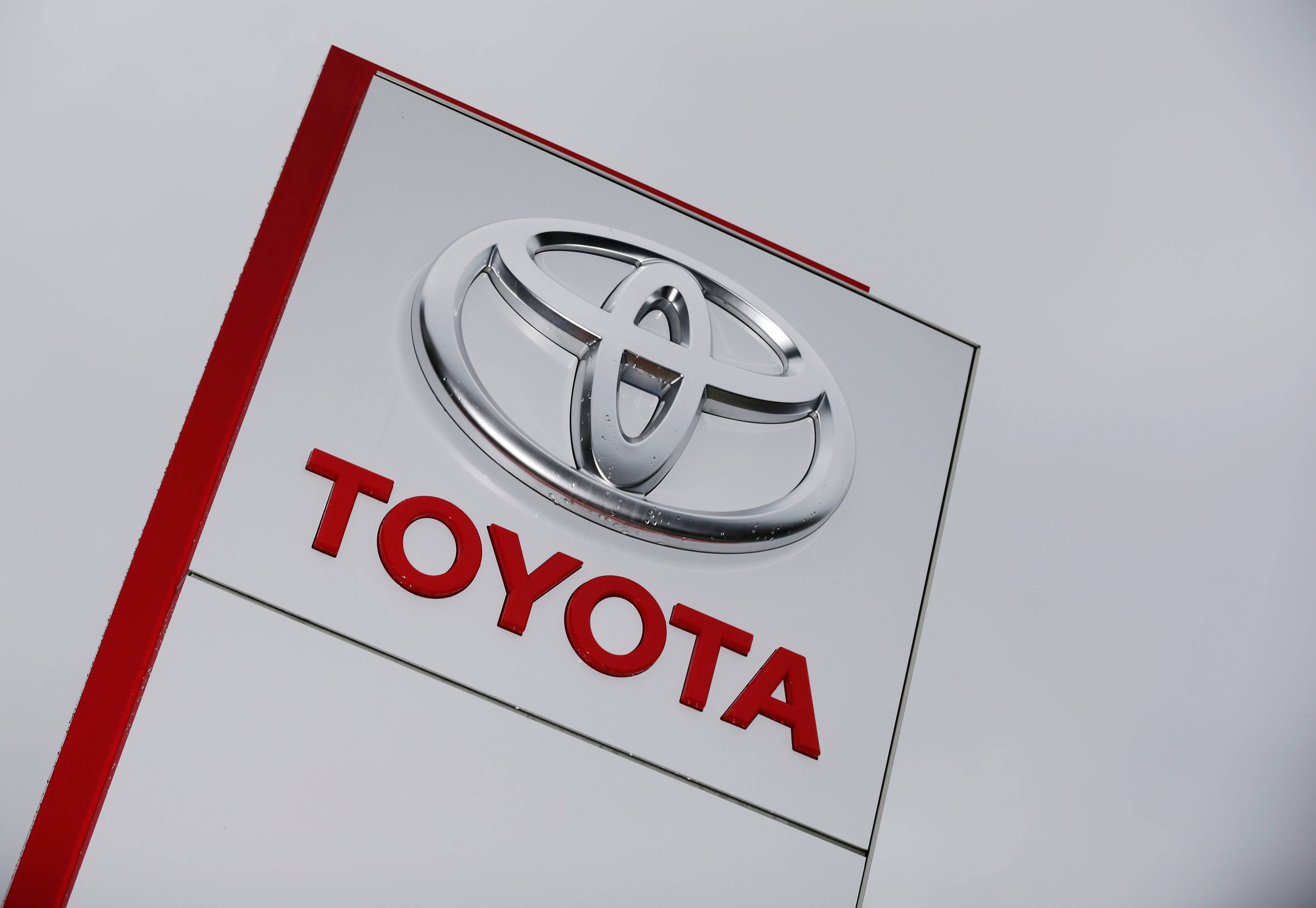 Logo da Toyota em concessionária de automóveis próxima de Zurique
10/12/2012
REUTERS/Michael Buholzer